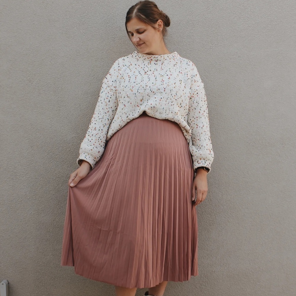 - Pleated, Soft waist band, Midi Length.
Model: 5."5”